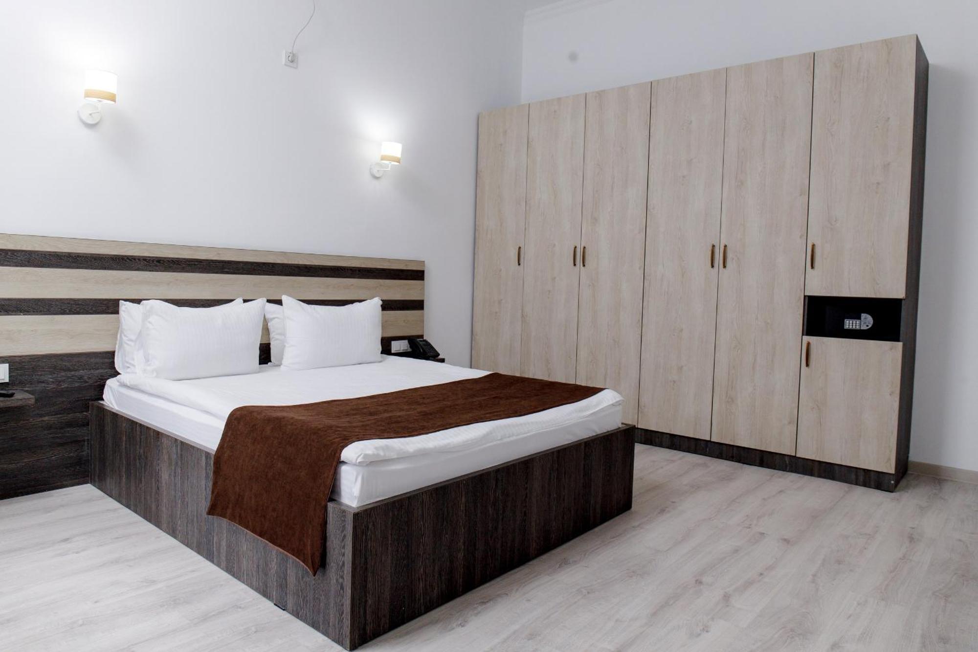 Infinity Plaza Hotel Atyraū Eksteriør billede
